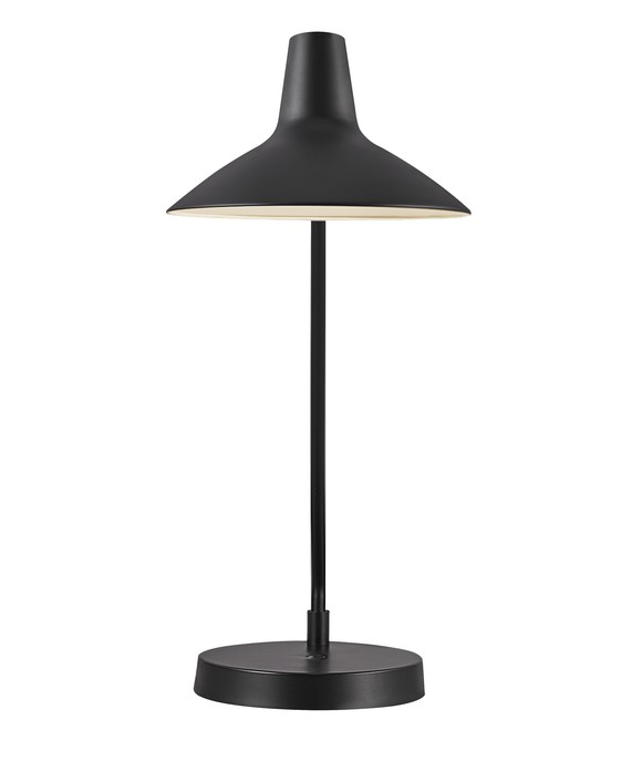 Kombinace funkčního a estetického - to je stolní lampička Darci od Nordluxu. Pomocí kloubu nastavíte směr svícení, díky čemuž se hodí do čtecího koutku. V černém provedení s matným sametovým povrchem.