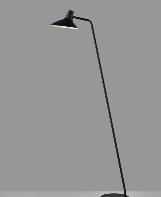 Kombinace funkčního a estetického - to je stojací lampa Darci od Nordluxu. Pomocí kloubu nastavíte směr svícení, díky čemuž se hodí do čtecího koutku. V černém provedení s matným sametovým povrchem.