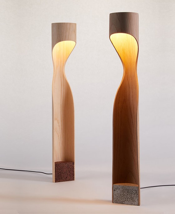 Stojací lampa od Studio Vayehi, Monk z ohýbaného dřeva s LED světlem, možnost výběru ze tří druhů dýhy – dubu, jasanu a ořechu – a zvolení barvy podstavce – bílé, okrové, šedé, tmavě hnědé, kovové. 