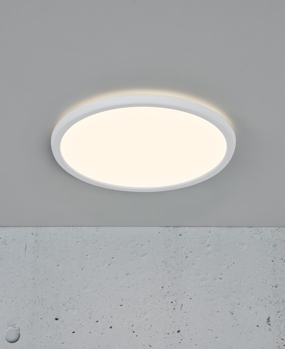 Jednoduché kruhové stropní svítidlo Oja od Nordluxu nenásilně doplní každý prostor, s třístupňovým stmívačem s možností volby teploty světla
