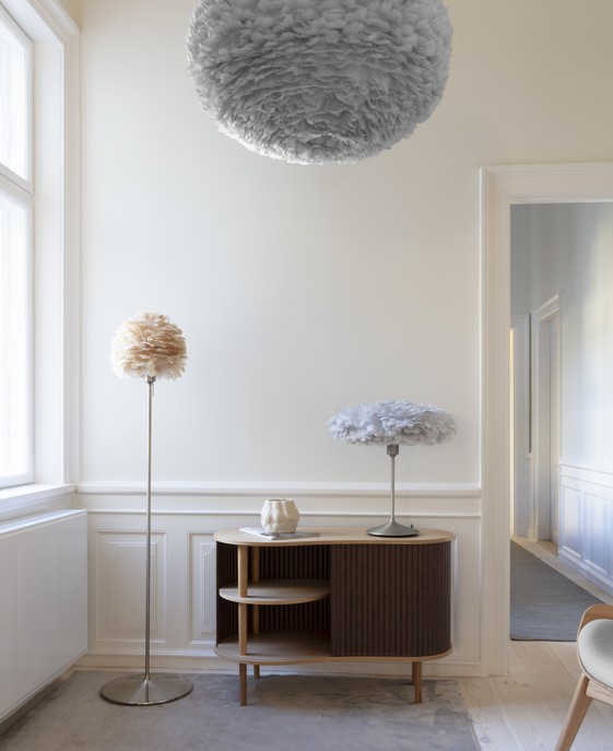 Elegantní peříčkový lustr UMAGE Eos - hebký dotek dánského designu. Ideální do ložnice, obývacích pokojů. 