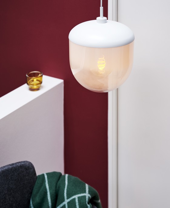 Magické závěsné světlo Nordlux Magia 18 z foukaného skla v moderním minimalistickém designu. Světlo je dostupné ve dvou barevných variantách.