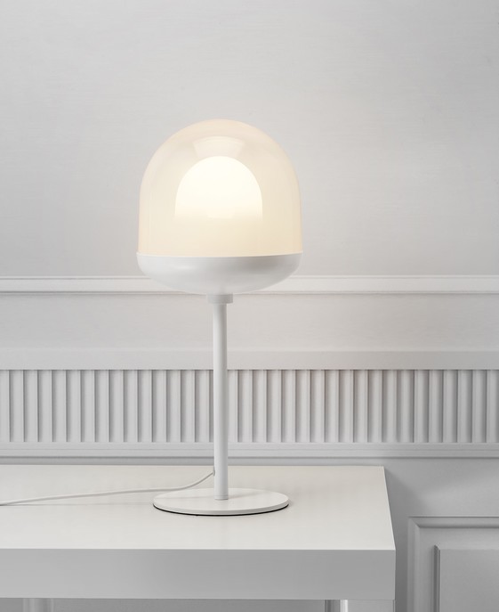 Magické stolní světlo Nordlux Magia 18 z foukaného skla v moderním minimalistickém designu. Světlo je dostupné ve dvou barevných variantách.