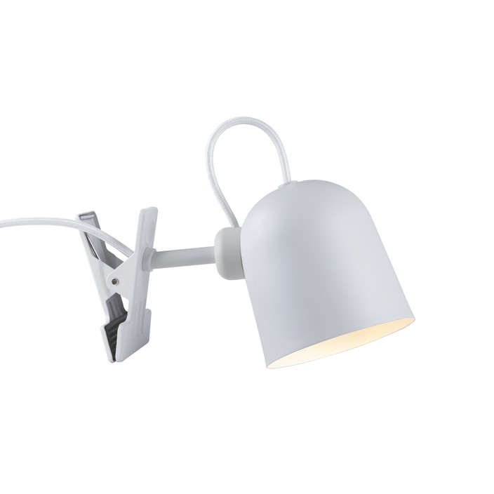 Industriální a jednoduchá lampička s klipem Angle od Nordluxu s možností nastavení stínítka požadovaným směrem pomocí magnetu - v černé, bílé, či šedé variantě.  (bílá)