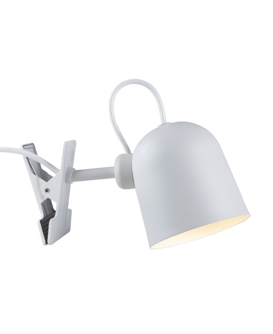Industriální a jednoduchá lampička s klipem Angle od Nordluxu s možností nastavení stínítka požadovaným směrem pomocí magnetu - v černé, bílé, či šedé variantě. 