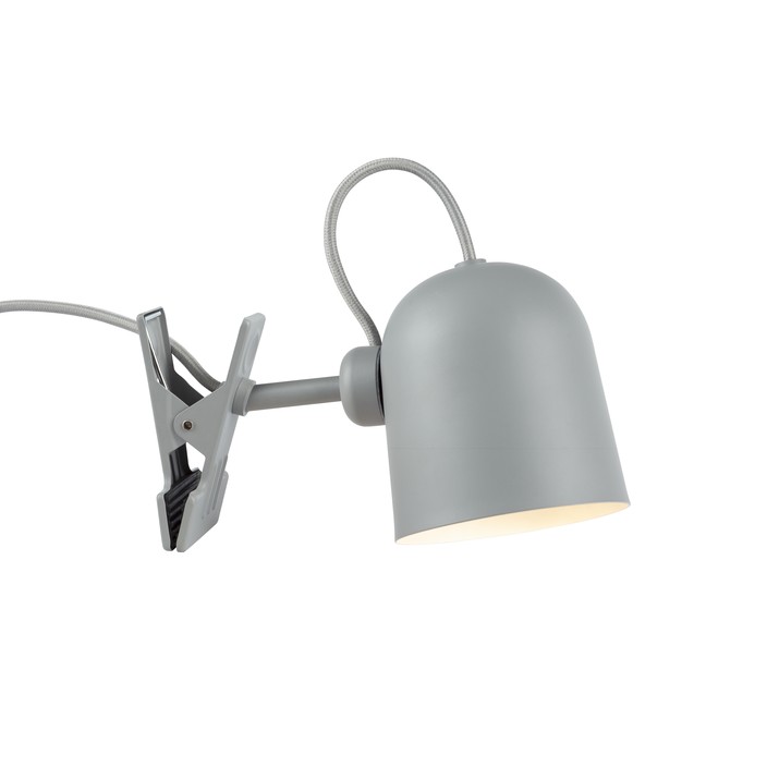 Industriální a jednoduchá lampička s klipem Angle od Nordluxu s možností nastavení stínítka požadovaným směrem pomocí magnetu - v černé, bílé, či šedé variantě.  (šedá)