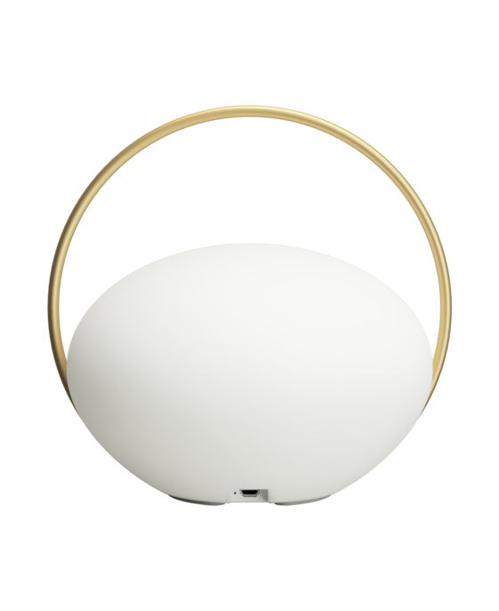 Přenosné světlo Orbit od značky Umage v bílém provedení s mosaznými detaily. Tři intenzity stmívání, vhodné do interiéru i exteriéru.