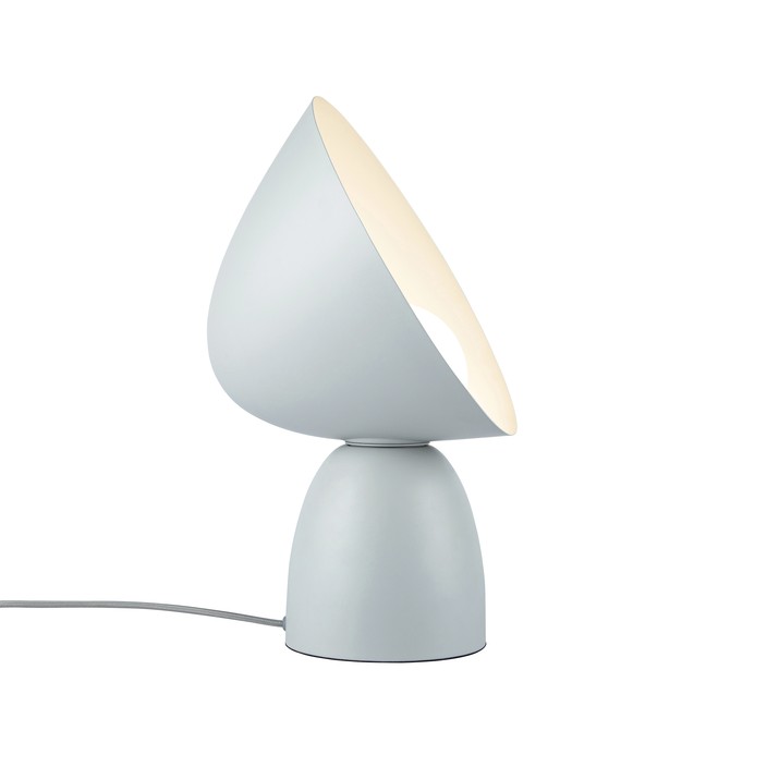 Stolní lampička Hello od Nordluxu v organickém tvaru s velkým stínítkem pro nastavení paprsku světla, dostupné ve 3 variantách. (šedá)