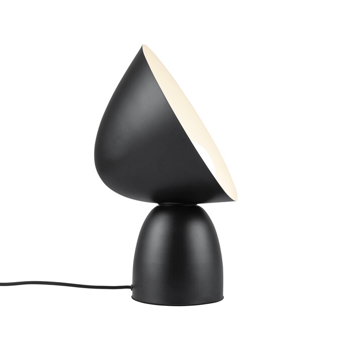 Stolní lampička Hello od Nordluxu v organickém tvaru s velkým stínítkem pro nastavení paprsku světla, dostupné ve 3 variantách. (černá)