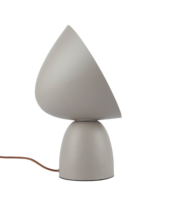 Stolní lampička Hello od Nordluxu v organickém tvaru s velkým stínítkem pro nastavení paprsku světla, dostupné ve 3 variantách.