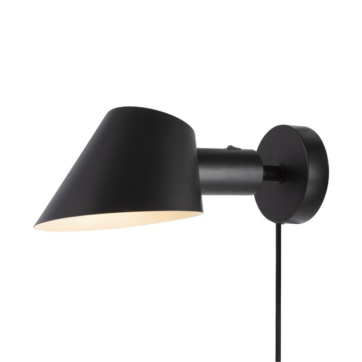 Nástěnná lampa Stay Short od Nordluxu s nastavitelnou hlavou v zešikmeném tvaru. (černá)