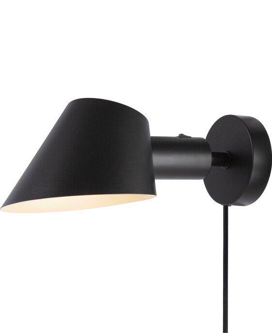 Nástěnná lampa Stay Short od Nordluxu s nastavitelnou hlavou v zešikmeném tvaru.