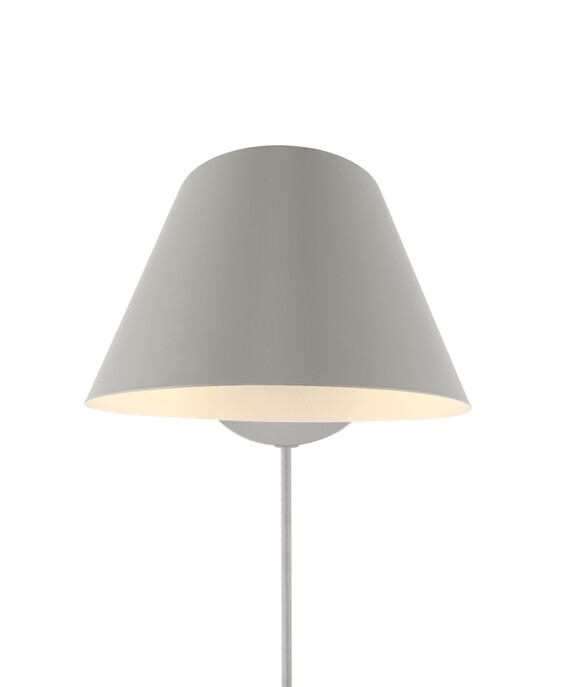 Nástěnná lampa Stay Short od Nordluxu s nastavitelnou hlavou v zešikmeném tvaru.