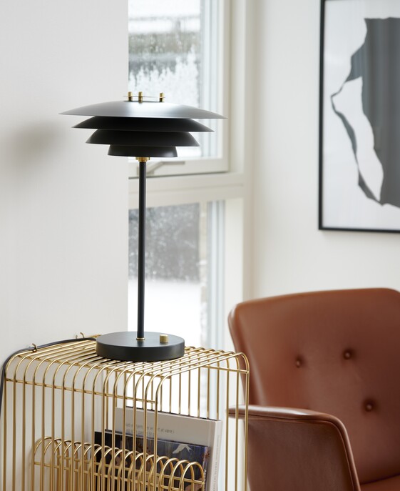 Exkluzivní stolní lampa z lakovaného kovu s typickými skandinávskými prvky a zajímavými průsvity Nordlux Bretagne
