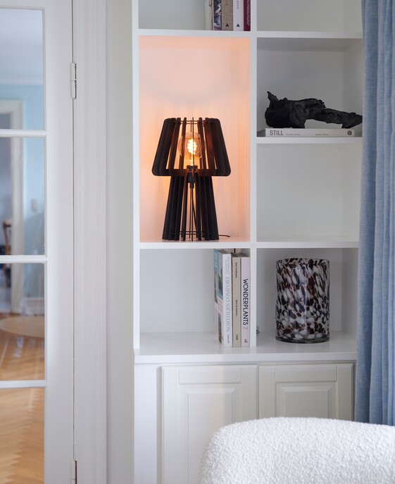 Stolní lampa Groa z dřevěných lamel v přírodní a černé variantě přinese do vašeho domova kousek přírody.