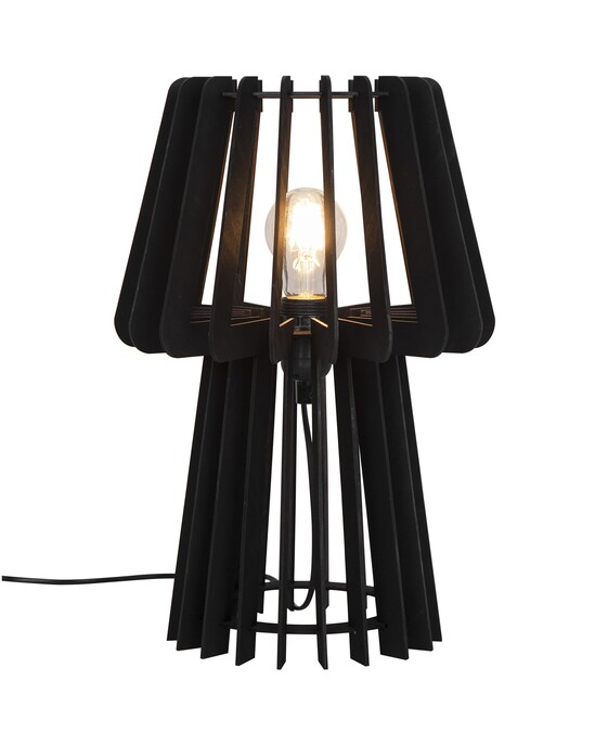 Stolní lampa Groa z dřevěných lamel v přírodní a černé variantě přinese do vašeho domova kousek přírody.