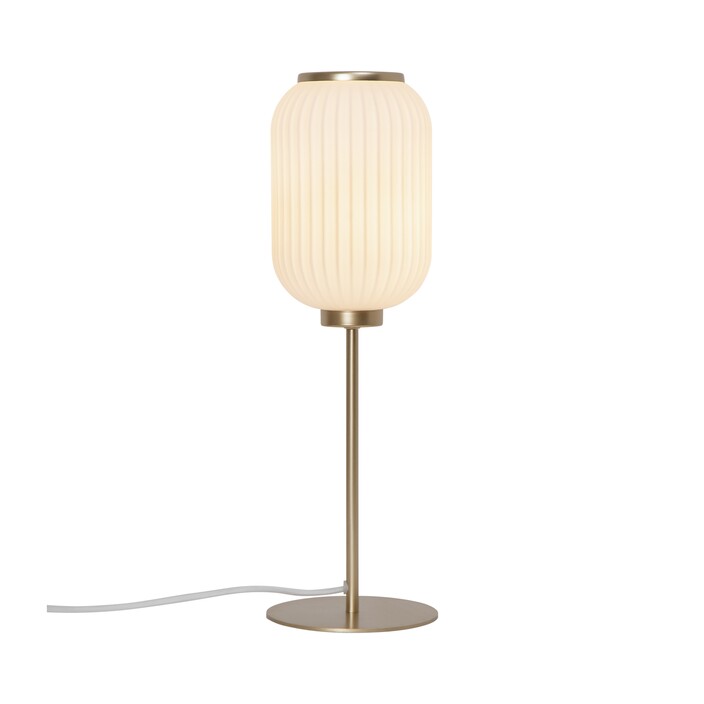 Originální stolní lampičku Milford z bílého opálového skla se skládaným vzhledem ve variantě s mosazným podstavcem můžete mít v ložnici i vy (opálové sklo, mosaz)