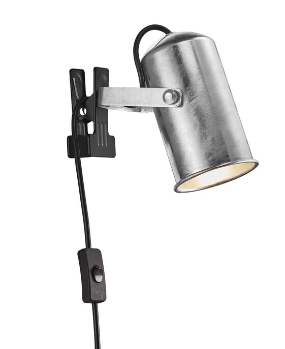 Lampička s klipem Porter v galvanizovaném provedení s nastavitelnou hlavou.