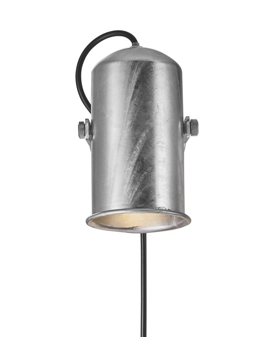 Lampička s klipem Porter v galvanizovaném provedení s nastavitelnou hlavou.