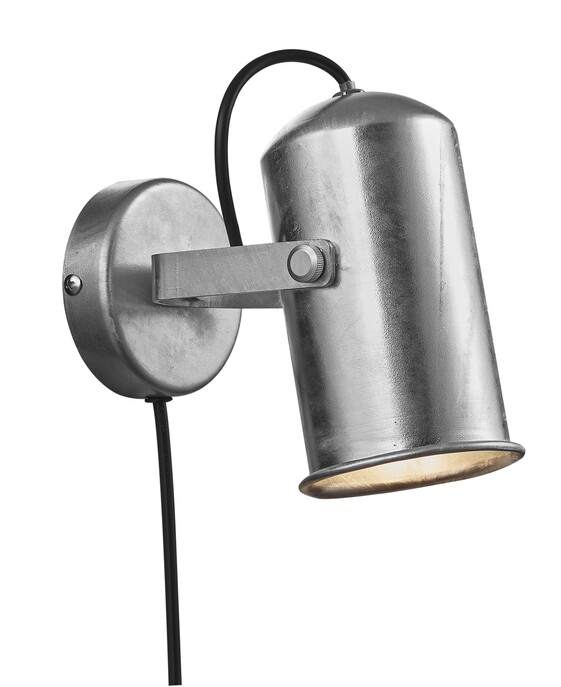Nástěnná lampička Porter v galvanizovaném provedení s nastavitelnou hlavou.
