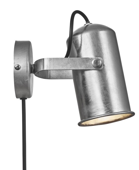 Nástěnná lampička Porter v galvanizovaném provedení s nastavitelnou hlavou.