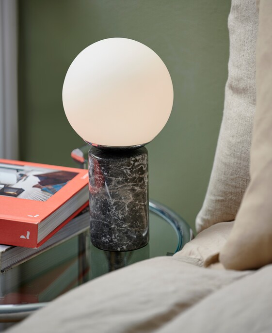 Stolní lampa z opálového skla s mramorovou minimalistickou základnou - to je Nordlux Lilly.