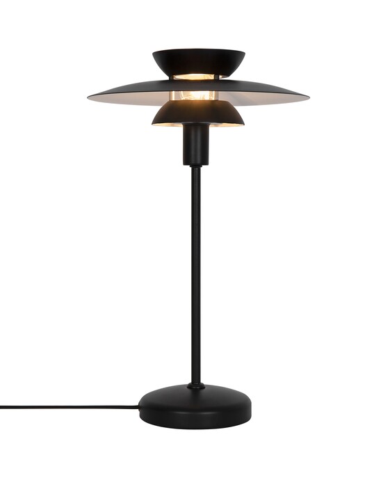 Stolní světlo Carmen od Nordluxu v minimalistickém designu s vrstveným stínítkem.