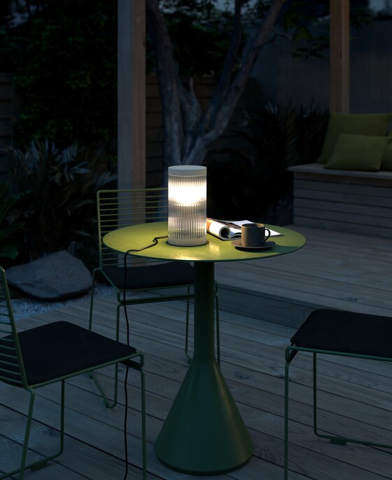 Venkovní stolní světlo Coupar s vroubkovaným povrchem ve třech barevných variantách.