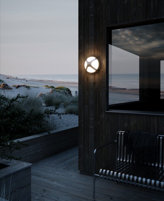 Nástěnné designové svítidlo Cross 25 od Nordluxu ozdobí Váš exteriér. Vydává měkké světlo a příjemně tak osvítí vstup do domu či altán. 