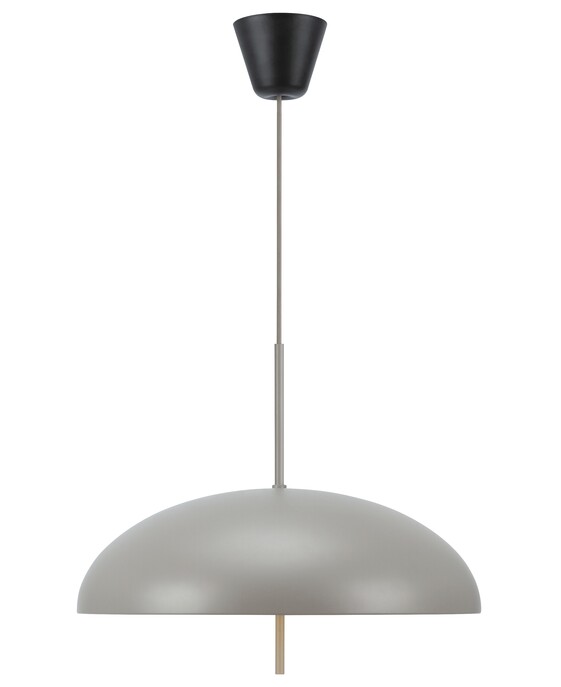 Závěsné svítidlo Versale od Nordluxu s velkým kulatým stínítkem ve třech barevných variantách. Ideální pro osvětlení nad jídelní stůl.