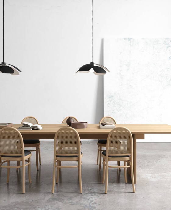 Závěsné světlo Maple od Nordluxu v organickém stylu ve dvou barevných variantách. Ideální nad jídelní stůl.