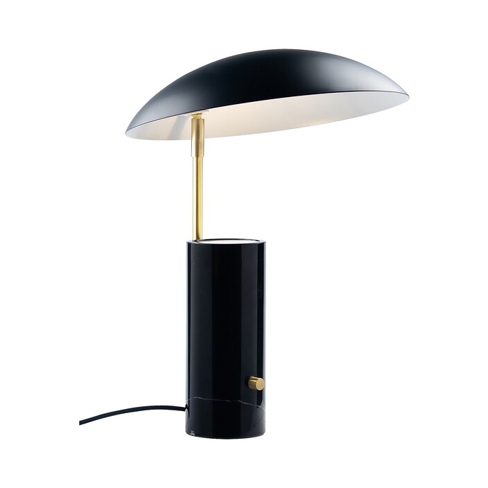 Elegantní stolní lampička Mademoiselles kombinuje velké stínítko a masivní mramorovou základnu. Dostupná je v černé nebo bílé variantě. (černá)