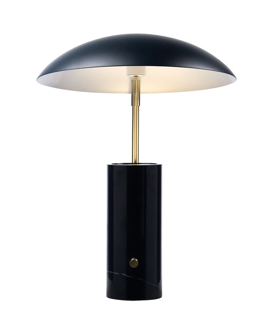 Elegantní stolní lampička Mademoiselles kombinuje velké stínítko a masivní mramorovou základnu. Dostupná je v černé nebo bílé variantě.