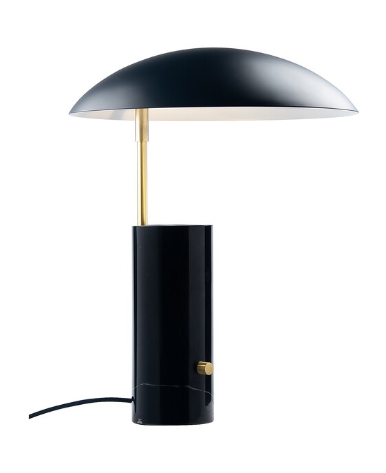 Elegantní stolní lampička Mademoiselles kombinuje velké stínítko a masivní mramorovou základnu. Dostupná je v černé nebo bílé variantě.