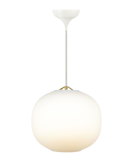 Závěsné světlo Navone 20 s kulatým organickým stínítkem, které kombinuje měkkou bílou a mosazné detaily. 