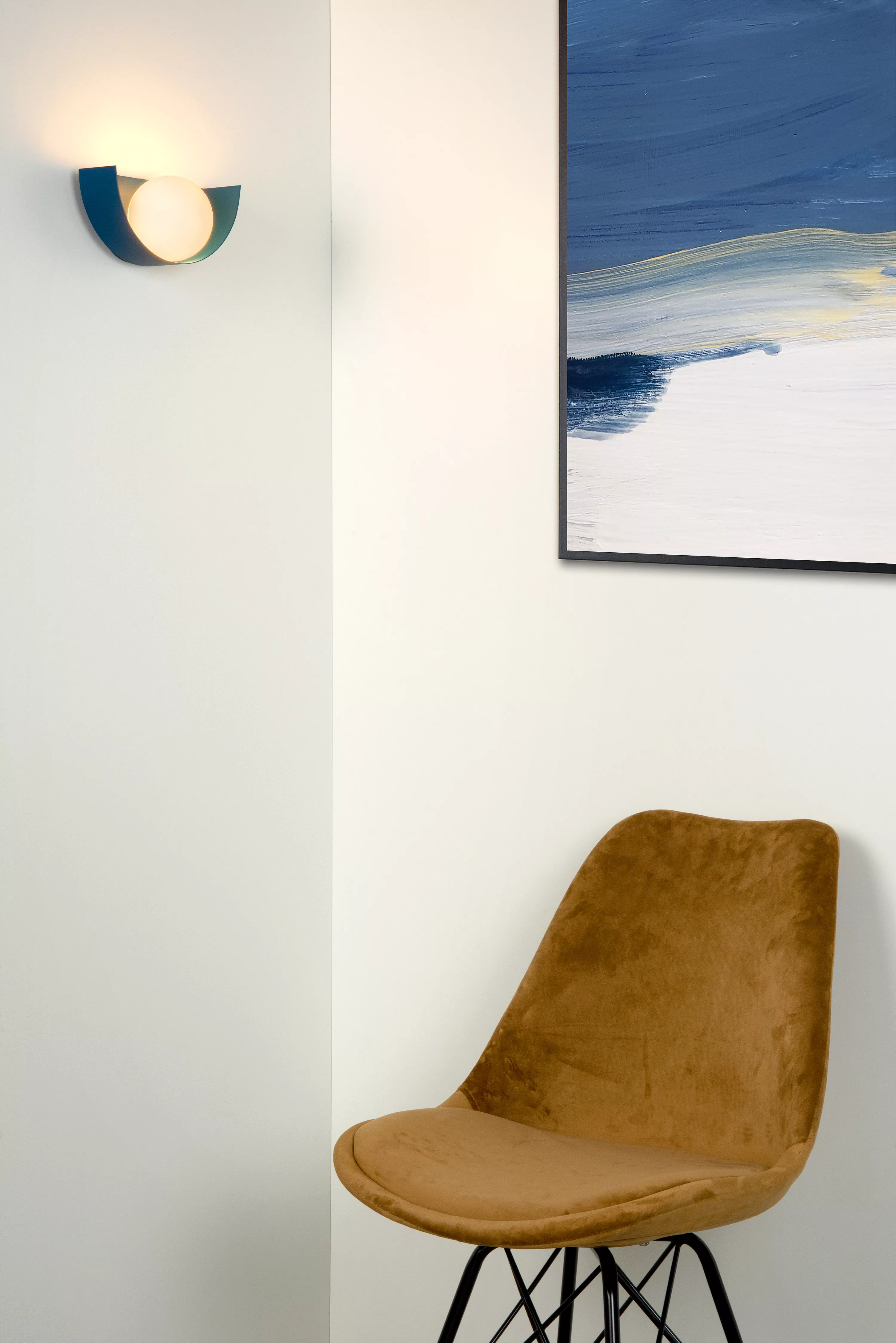 Dekorativní nástěnná lampa Benni v modré barvě dodá světlo vaší ložnici, obývacímu pokoji nebo chodbě.