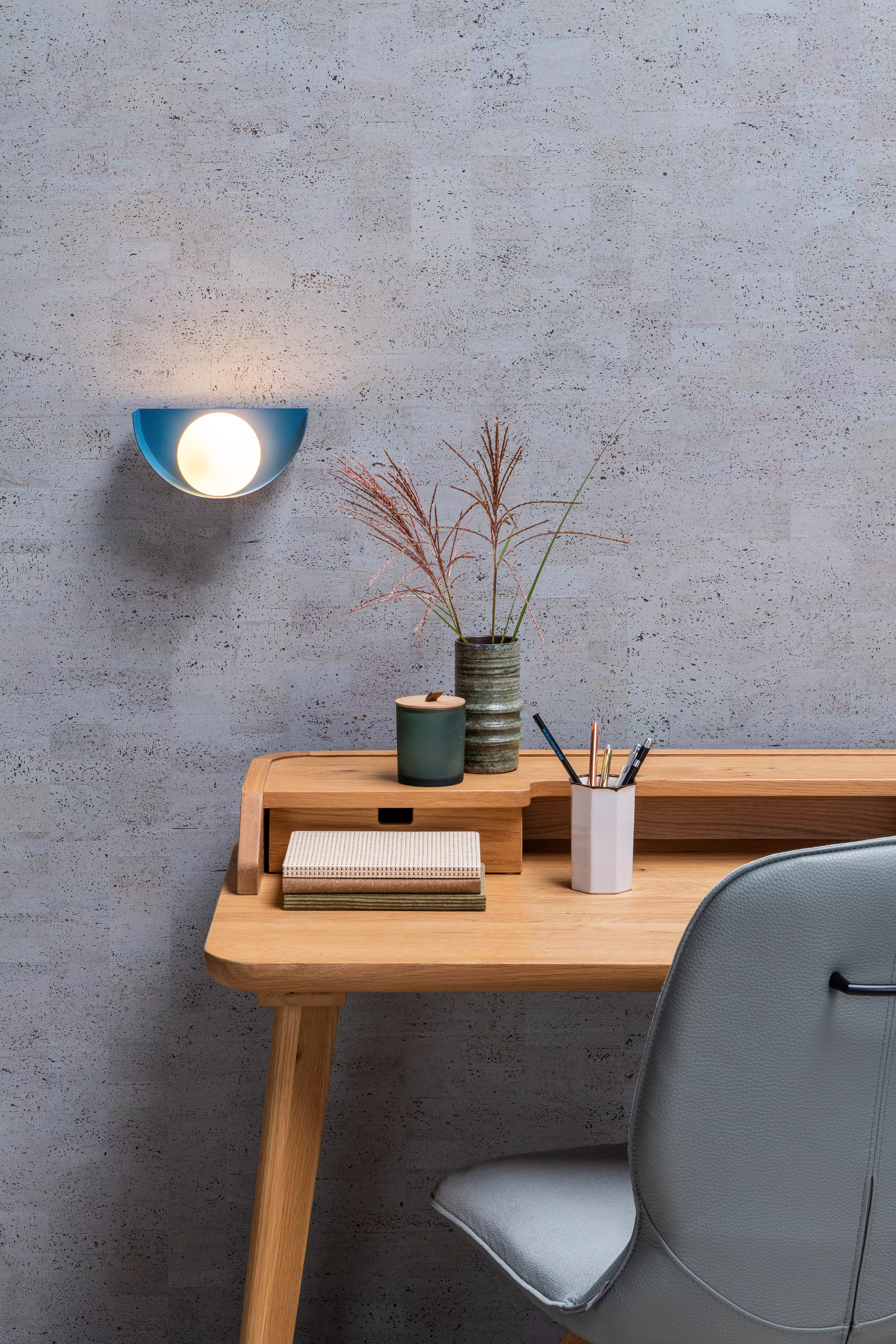 Dekorativní nástěnná lampa Benni v modré barvě dodá světlo vaší ložnici, obývacímu pokoji nebo chodbě.