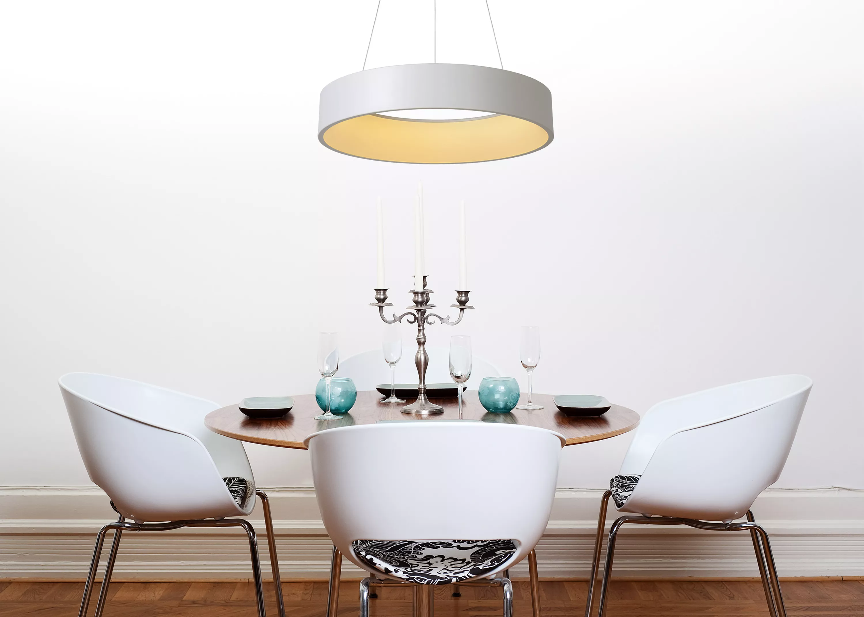 Závěsné svítidlo Talowe v bílém provedení se zabudovaným LED zdrojem skvěle osvětlí prostor, hodí se nad jídelní stůl nebo do obývacího pokoje.