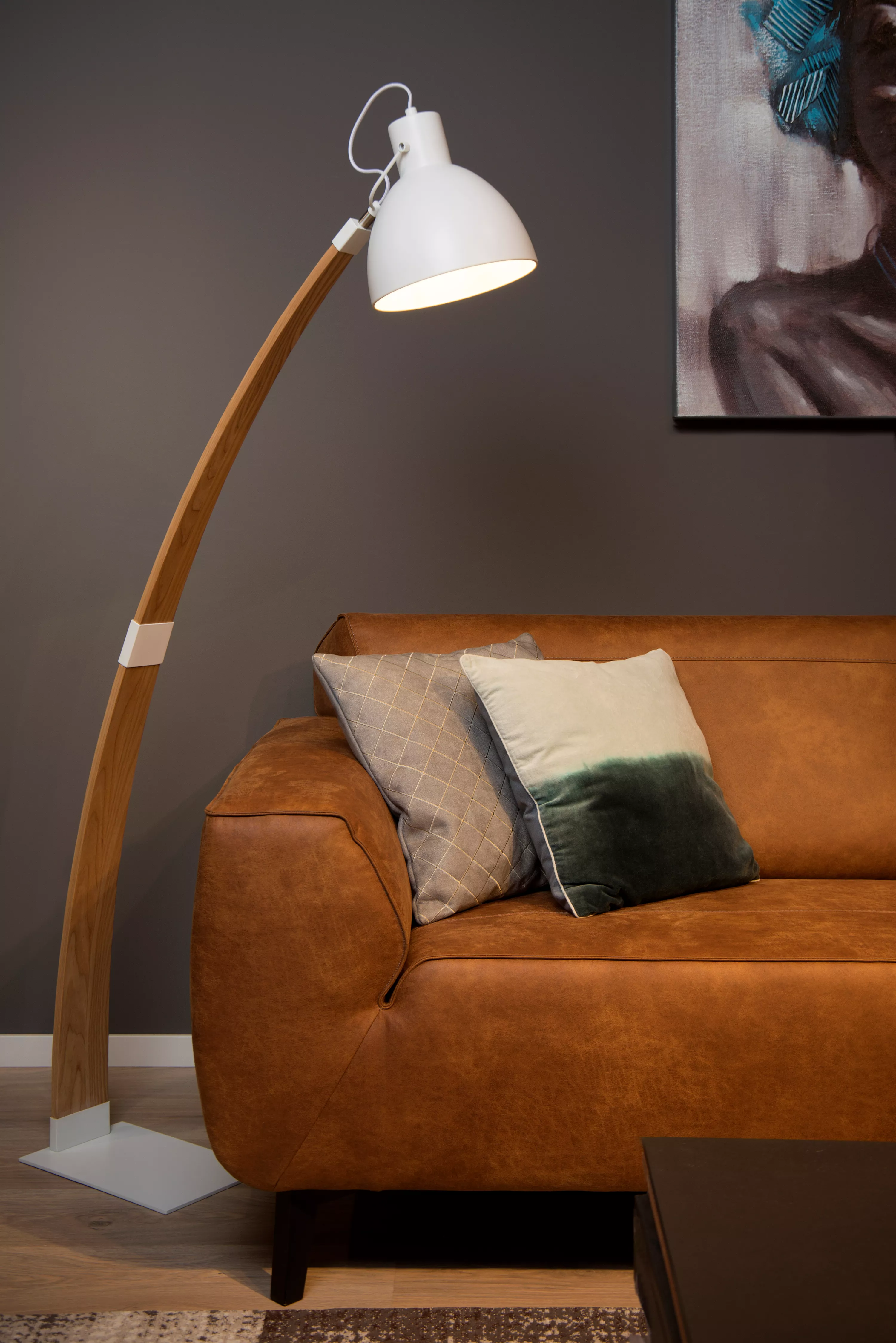Stojací lampa Curf v kombinaci dřeva a bílé barvy se hodí do minimalistického interiéru, snadno směrovatelná kam potřebujete.