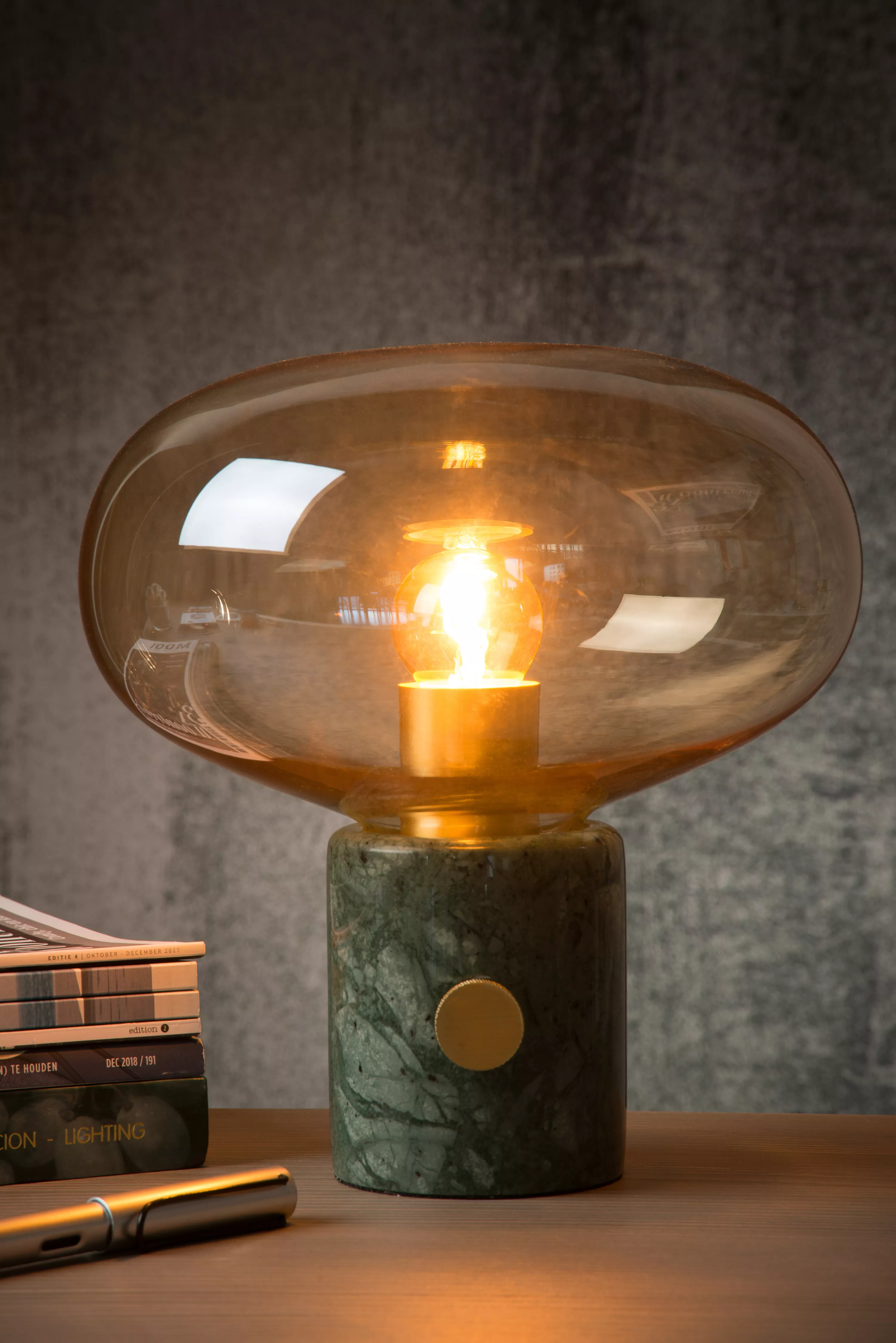 Stolní lampička Charlize kombinuje jantarové sklo a mramorovou základnu, hodí se do moderního interiéru i do retro domova.