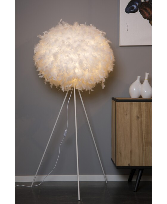 Stojací lampa Goosy Soft ze syntetického peří v bílém provedení ozdobí každý interiér.