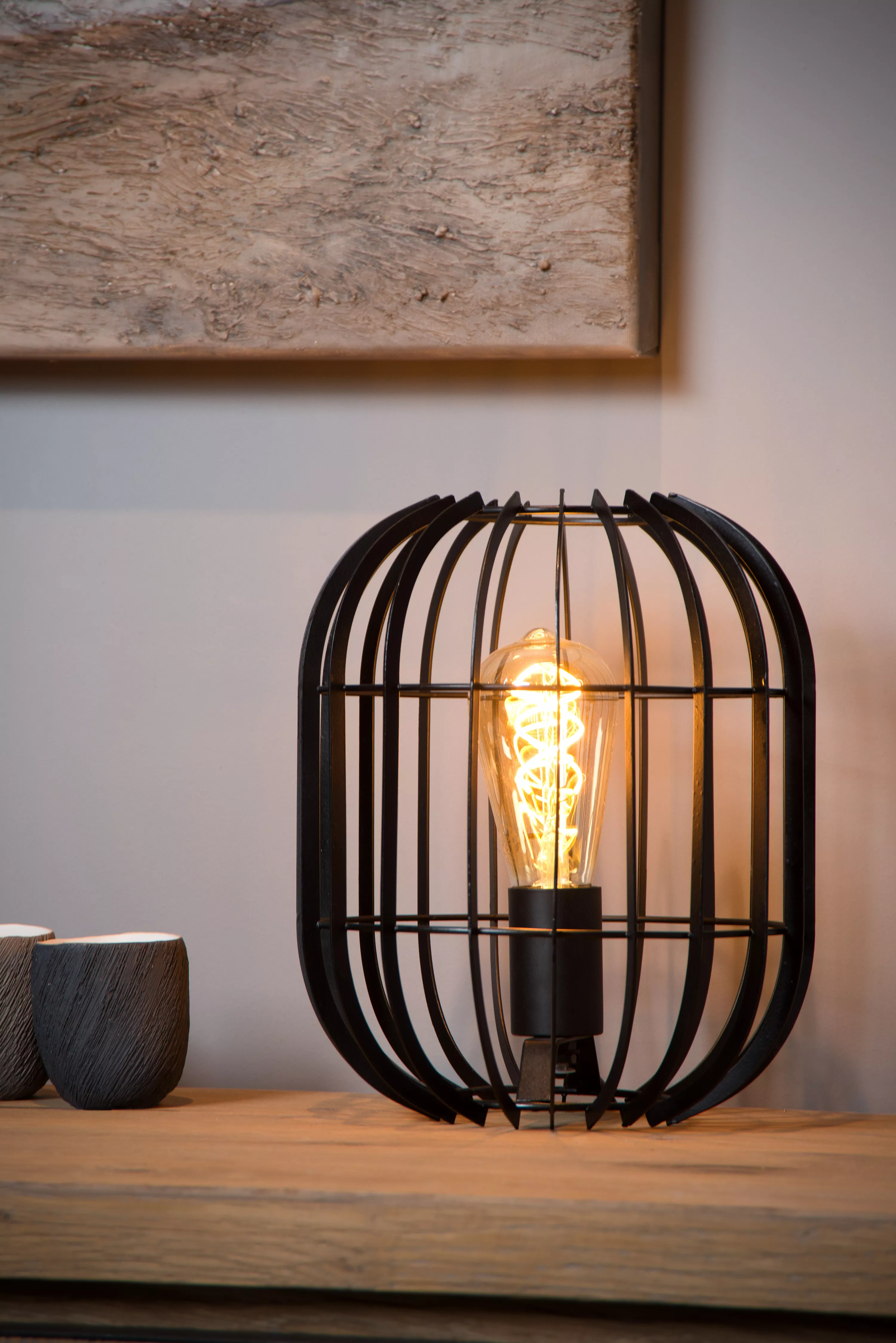 Jednoduchá kovová stolní lampička Reda se hodí do moderního interiéru a na zdech tvoří příjemnou hru světel.
