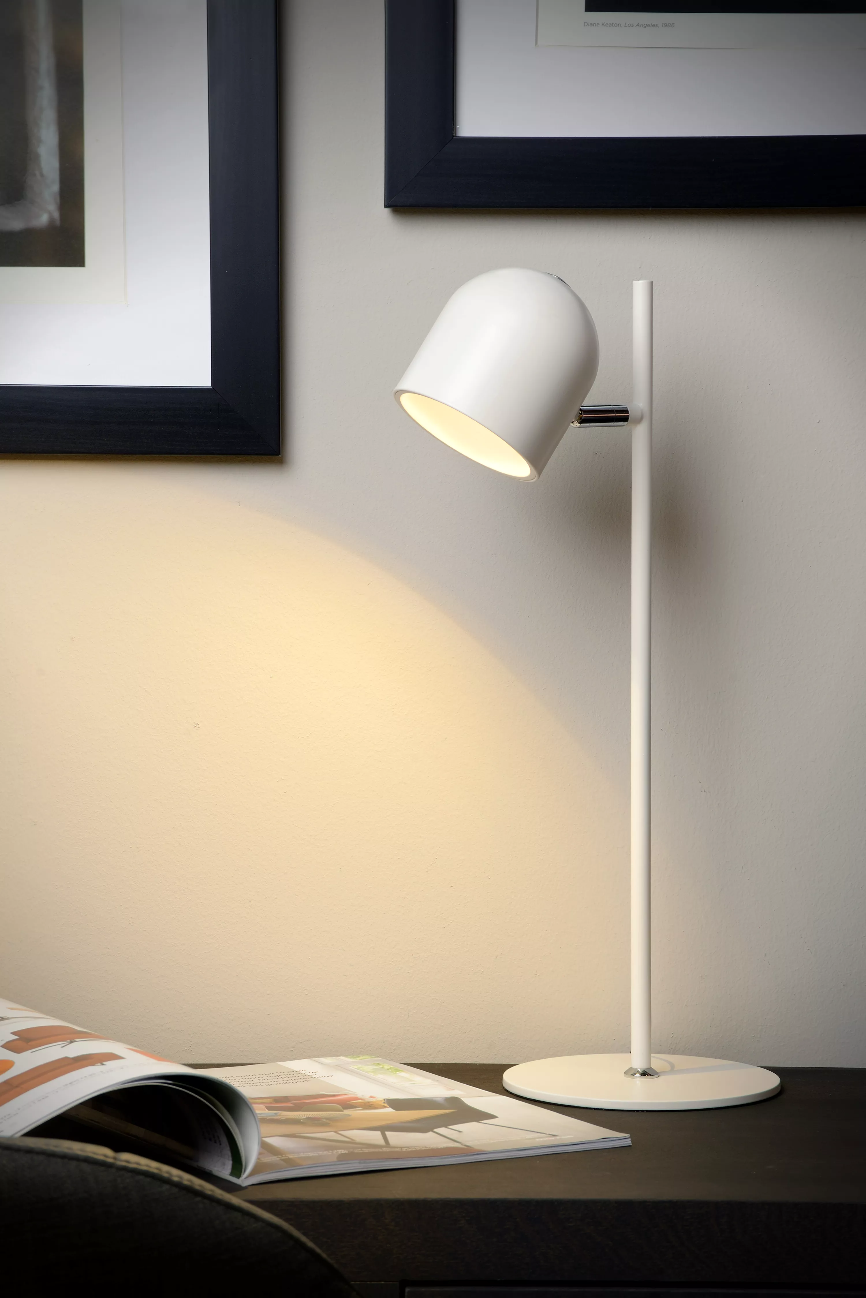 Elegantní stolní lampička Skanska s otočnou hlavou a stmívatelným zabudovatelným LED zdrojem.