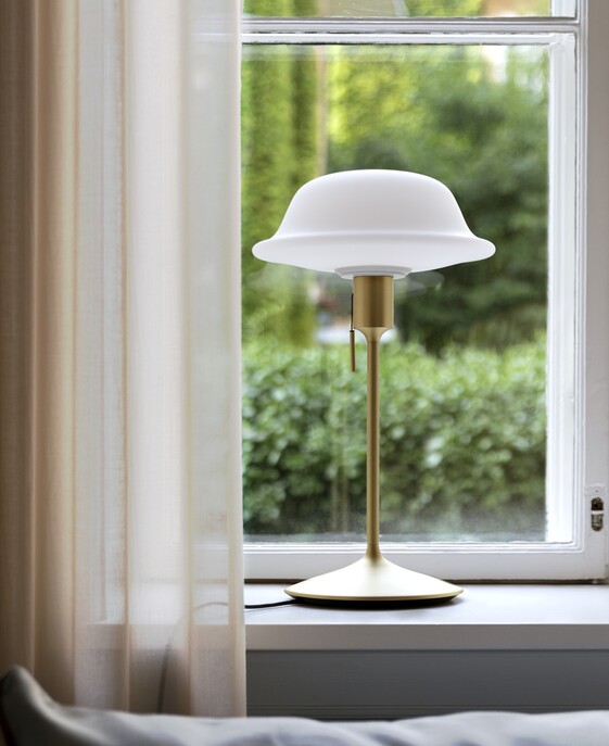 Jemné skleněné stínítko Butler od Umage v bílém provedení, které je možné zavěsit nebo z něj vytvořit stolní či stojací lampu.