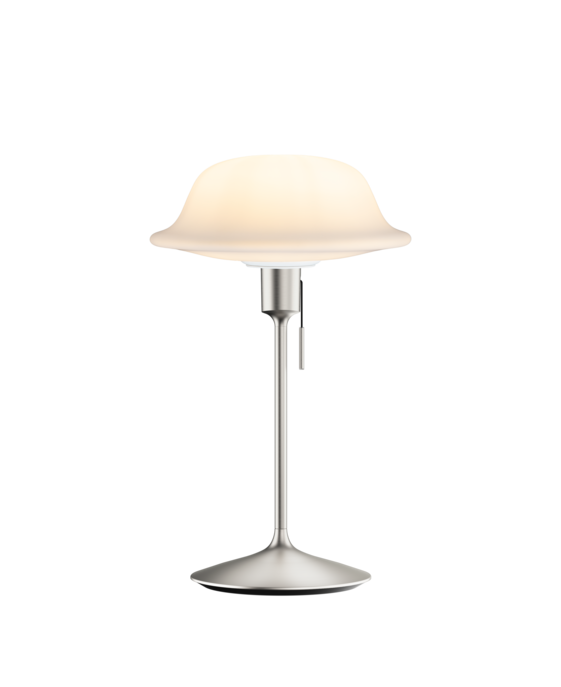 Jemné skleněné stínítko Butler od Umage v bílém provedení, které je možné zavěsit nebo z něj vytvořit stolní či stojací lampu.