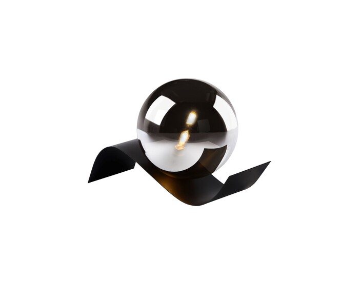 Stolní lampička Yoni se zvlněnou kovovou základnou a koulí z kouřového skla vydává příjemné rozptýlené světlo do obývacího pokoje nebo do ložnice. (kouřové sklo, černá)