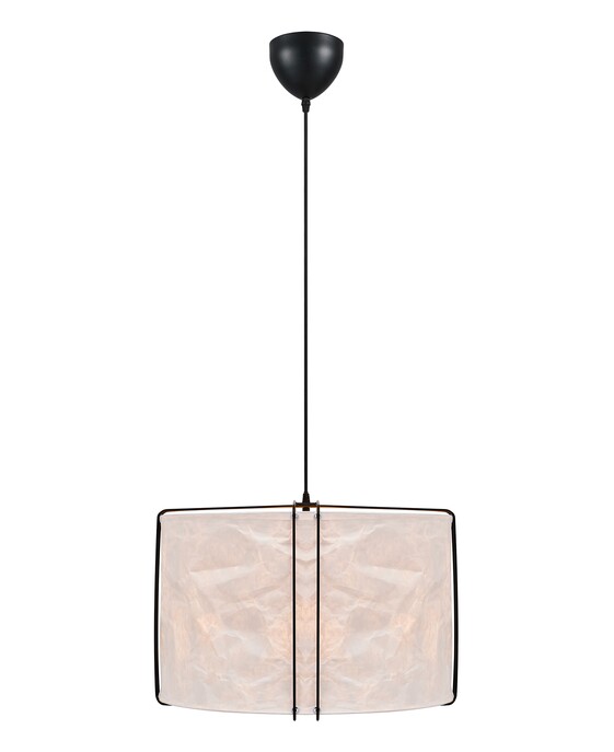 Závěsné svítidlo Cardine 50 inspirované japonskou filozofií a severským minimalismem. Bílé zvlněné stínítko zavěšené na černých kovových drátech poskytuje rozptýlené světlo ideální nad jídelní stůl.