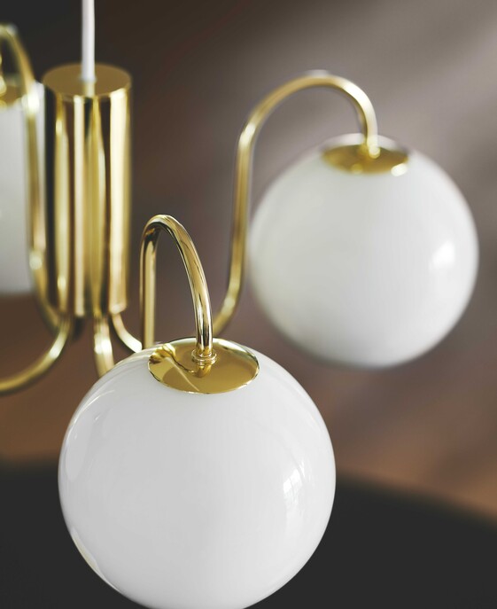 Závěsné svítidlo Franca propojuje klasický lustr s moderním přístupem. Vintage detaily v kombinaci s moderním nádechem, skleněné kopule vydávají příjemné rozptýlené světlo.