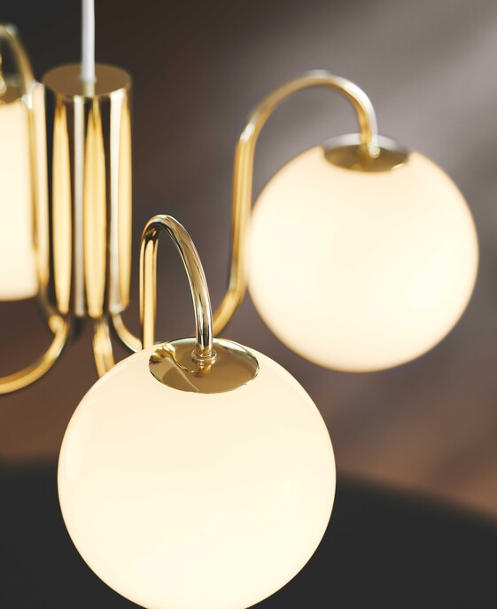 Závěsné svítidlo Franca propojuje klasický lustr s moderním přístupem. Vintage detaily v kombinaci s moderním nádechem, skleněné kopule vydávají příjemné rozptýlené světlo.