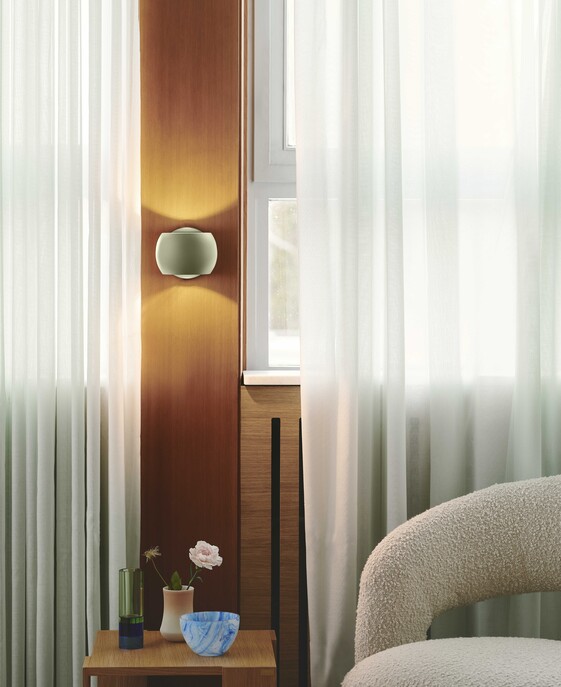 Nástěnné svítidlo Belir v zaobleném designu zapadne ihned do vašeho interiéru. Vydává záření nahoru i dolů, a tak tvoří příjemný světelný efekt. Svítidlo můžete mít ve 4 barevných provedeních. 